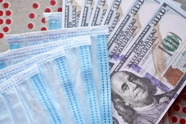 Paralı tıbbi maskeler. Koruyucu maskeli Amerikan doları. Tıbbi maske hayranı bir dolar hayranı..