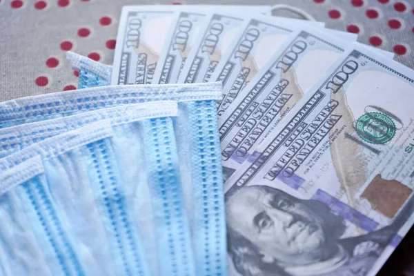 Paralı tıbbi maskeler. Koruyucu maskeli Amerikan doları. Tıbbi maske hayranı bir dolar hayranı..