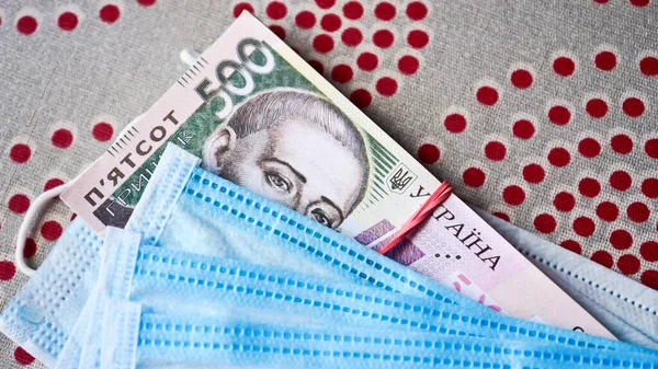 Paralı tıbbi maskeler. Koruyucu maskeli Ukrayna parası. Tıbbi maske hayranı bir Ukrayna Hryvnia hayranı..