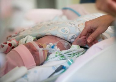 Avrupa, Kiev, Ukrayna - Nisan 2020: OMATDET Ulusal Çocuk Uzmanlık Hastanesinde yeni doğan bir çocuk. Bir annenin elinde yeni doğmuş bir bebeğin eli..