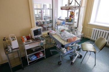 Avrupa, Kiev, Ukrayna - Nisan 2020: Ulusal Çocuk Uzmanlaşmış Hastanesi 'nde yeni doğan. OKHMATDET Ulusal Çocuk Uzmanlaşmış Hastanesi, yapay solunum cihazının altında yeni doğmuş bir bebek.