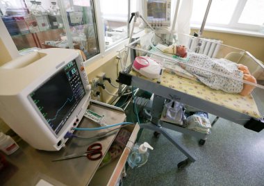 Avrupa, Kiev, Ukrayna - Nisan 2020: Ulusal Çocuk Uzmanlaşmış Hastanesi 'nde yeni doğan. OKHMATDET Ulusal Çocuk Uzmanlaşmış Hastanesi, yapay solunum cihazının altında yeni doğmuş bir bebek.