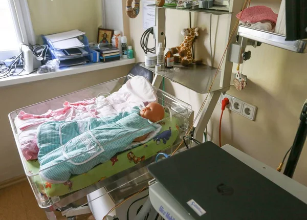 ヨーロッパ キエフ ウクライナ 2020年4月 国立小児専門病院Ohmatdetの新生児 Okhmatdet国立小児専門病院人工呼吸器の下で生まれた新生児 — ストック写真