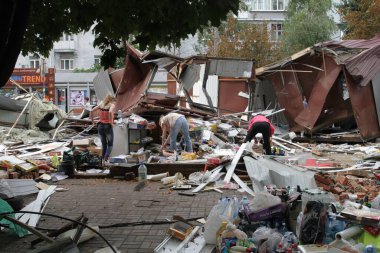 Avrupa, Kiev, Ukrayna - Ağustos 2017: Yok edilen alışveriş köşkleri. Şehir merkezindeki ticari binaların sökülmesi. Şehir merkezinde yıkılan dükkanlar. Harap pazar..