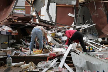 Avrupa, Kiev, Ukrayna - Ağustos 2017: Yok edilen alışveriş köşkleri. Şehir merkezindeki ticari binaların sökülmesi. Şehir merkezinde yıkılan dükkanlar. Harap pazar..