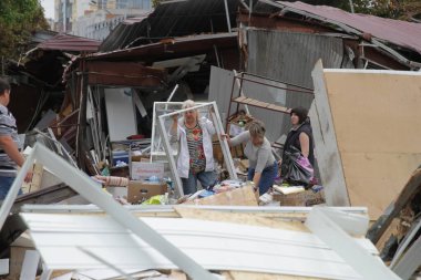 Avrupa, Kiev, Ukrayna - Ağustos 2017: Yok edilen alışveriş köşkleri. Şehir merkezindeki ticari binaların sökülmesi. Şehir merkezinde yıkılan dükkanlar. Harap pazar..
