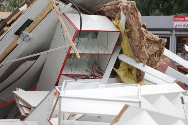 Avrupa, Kiev, Ukrayna - Ağustos 2017: Yok edilen alışveriş köşkleri. Şehir merkezindeki ticari binaların sökülmesi. Şehir merkezinde yıkılan dükkanlar. Harap pazar..