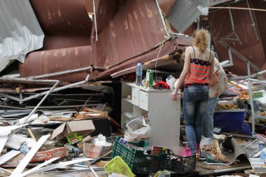 Avrupa, Kiev, Ukrayna - Ağustos 2017: Yok edilen alışveriş köşkleri. Şehir merkezindeki ticari binaların sökülmesi. Şehir merkezinde yıkılan dükkanlar. Harap pazar..