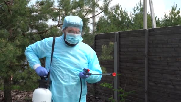 Una Persona Gusci Protettivi Spruzzare Disinfettante Come Precauzione Contro Covid — Video Stock