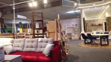 Avrupa, Kiev, Ukrayna - Nisan 2020: bir bina süpermarketinde yeni mobilyalar. Döşeme mobilya mağazası