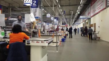 Avrupa, Kiev, Ukrayna - Nisan 2020: maskeli alıcılar COVID-19 salgını sırasında inşaat pazarının gişe hasılatında mal satın alıyorlar.