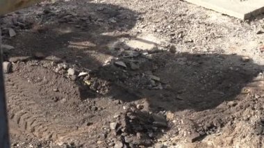 Avrupa, Kiev, Ukrayna - Mayıs 2020: Bir kazıcı traktörü eski asfaltı bir çöp kamyonuna yüklüyor. Eski asfaltı bir çöp kamyonuna yüklüyorum..