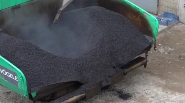 Avrupa, Kiev, Ukrayna - Mayıs 2020: Paver bir yol inşa etti. Yol tamiri. İnşaatçılar asfalt döşüyorlar. Yeni asfalt.