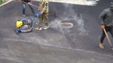 Avrupa, Kiev, Ukrayna - Mayıs 2020: Yol Tamiri. İnşaatçılar asfalt döşüyorlar.