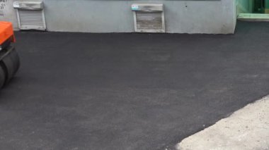 Avrupa, Kiev, Ukrayna - Mayıs 2020: Yol Tamiri. İnşaatçılar asfalt döşüyorlar. Buz pateni pisti yeni asfalt rulo.