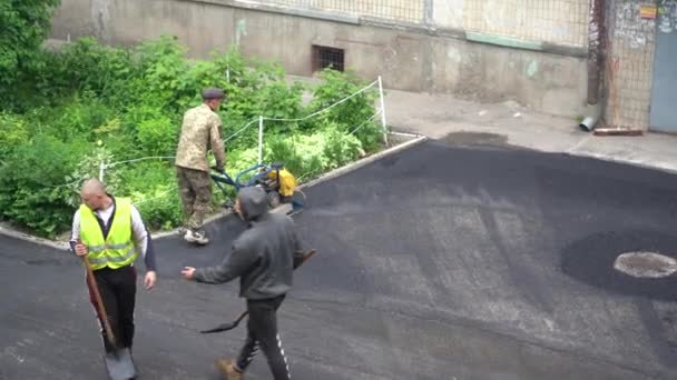 Europe Kiev Ukraine May 2020 Road Repair 建筑商正在铺设沥青 溜冰场滚动新的沥青 — 图库视频影像