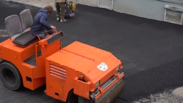 Europe Kiev Ukraine May 2020 Road Repair Builders Laying Asphalt — Stock Video