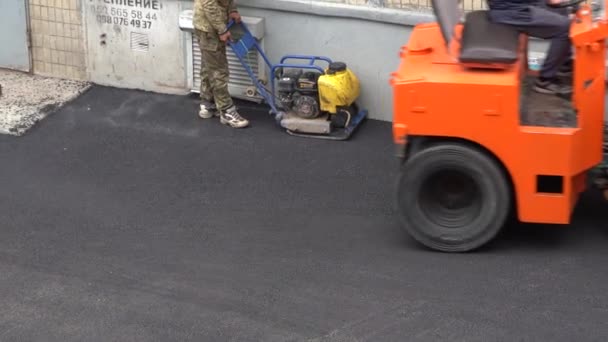 Europe Kiev Ukraine May 2020 Road Repair Builders Laying Asphalt — Stock Video