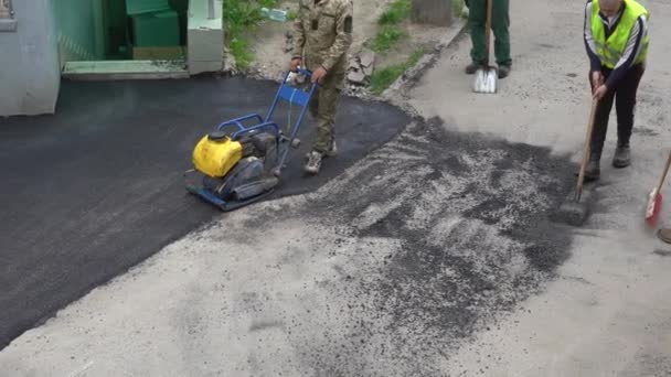 Europa Kijów Ukraina Maj 2020 Naprawa Dróg Budowniczowie Układają Asfalt — Wideo stockowe