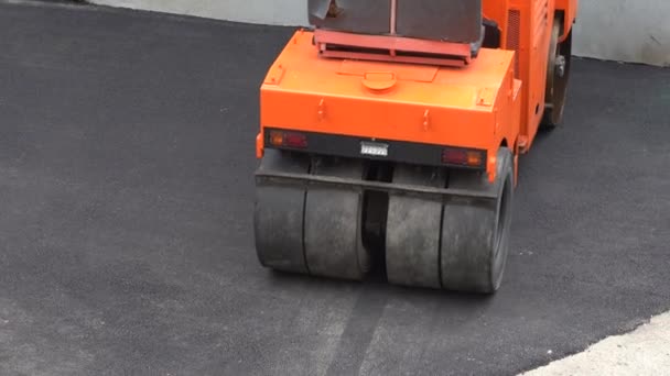 Europe, Kiev, Ukraine - May 2020: Road Repair. Builders are laying asphalt. Skating rink rolls new asphalt. — Stock Footage Europe Kiev Ukraine May 2020 Road Repair Builders Laying Asphalt Royalty Free Stock Footage