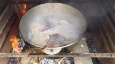 Ateşin üstünde bir tencere. Izgaradaki ateşte balık çorbası pişirmek.