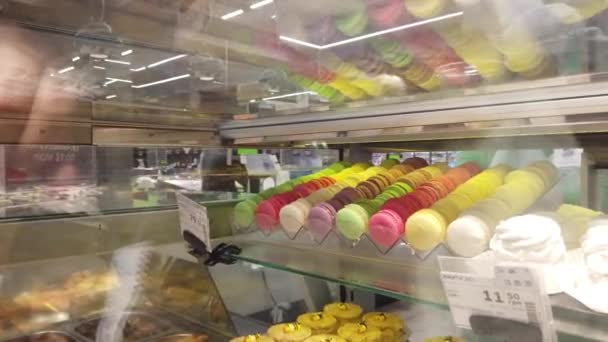 Europa Kijów Ukraina Maj 2020 Zamaskowany Nabywca Wybiera Słodycze Supermarkecie — Wideo stockowe
