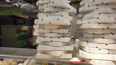 Avrupa, Kiev, Ukrayna - Mayıs 2020: Maskeli bir alıcı bir pazardan mal satın alıyor.