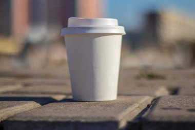 Dinyeper şehirlerine giden yolda kapaklı beyaz bir kağıt bardak var.