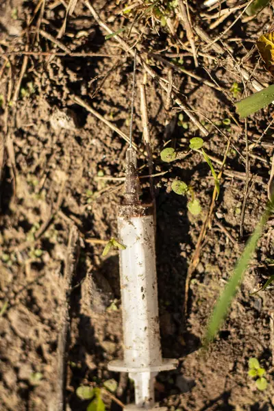 使用済み注射器は地面にあり — ストック写真