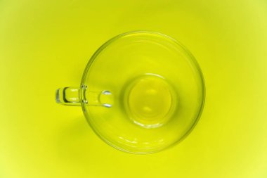 İzole bir arka planda küp şekerli cam bardak