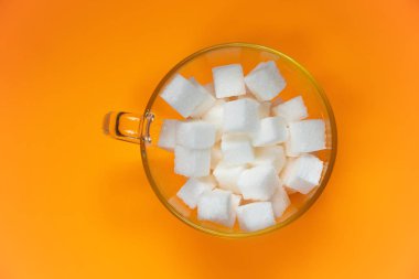 İzole bir arka planda küp şekerli cam bardak