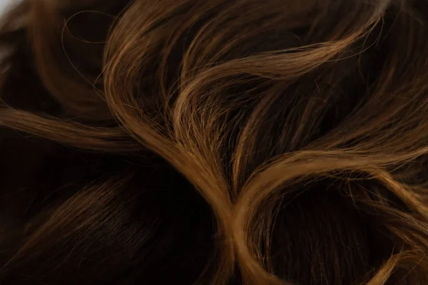 Hnědé Kudrnaté Vlasy Jako Pozadí — Stock fotografie
