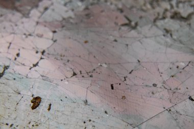 Kırık tablet ekranın makro fotoğrafı, çatlaklar ve kırık pikseller