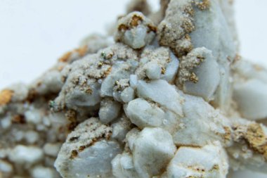 Kuvars taşı kuru kristalleri ışıkta izole edilmiş. Küçük kuvars kristallerinin dokusu. Kuvars kristalleri jeolojik ve mineral arka plan. Seçici odak makro fotoğrafı.