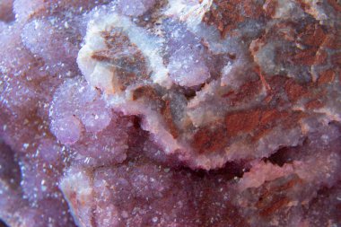 Işık arka planında ametist kristalleri fırçalanır. Ametist kristalleri. Jeolojik ve mineral arka plan. Seçici odak makro fotoğrafı.