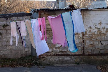 Evin yakınındaki bir ipe asılı temiz giysiler.