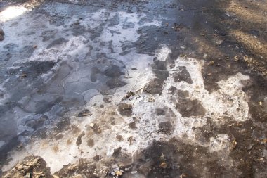 Dinyeper şehrinin yolundaki bir su birikintisinde dondurulmuş buz.