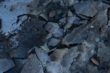 Dinyeper şehrinin yolundaki bir su birikintisinde dondurulmuş buz.