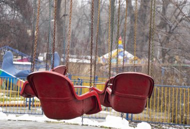 Sonbaharda Dnipro şehrinde ıssız bir parkta zincirde sallanıyor.
