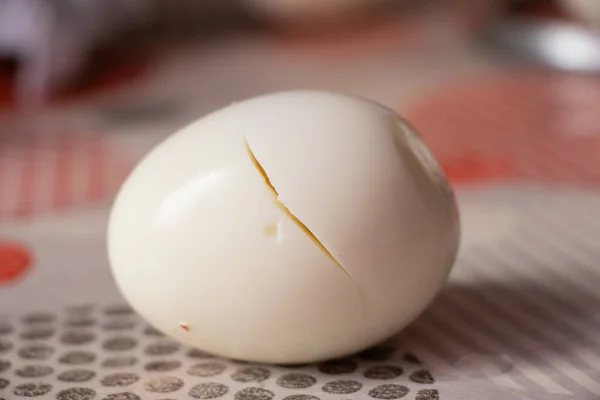 Βραστό αυγό στο τραπέζι της κουζίνας — Φωτογραφία Αρχείου