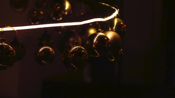 Kerstballen Zwaaiend Wind Nachts Straat — Stockvideo