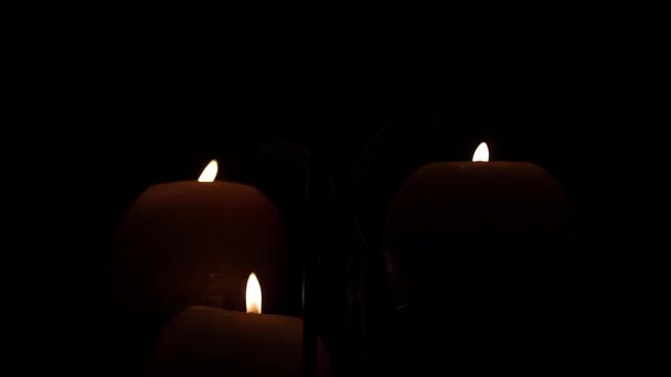 在黑暗的特写镜头中点燃蜡烛 — 图库视频影像