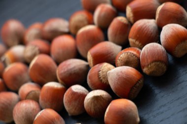 Fındıklar ahşap bir masada yatıyor.