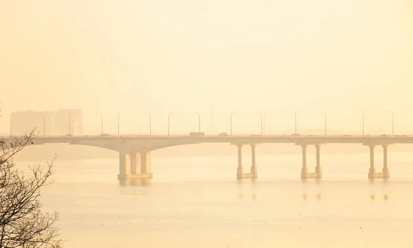 Φωτογραφία της γέφυρας πάνω από το ποτάμι στην πόλη Δνείπερ την αυγή — Φωτογραφία Αρχείου