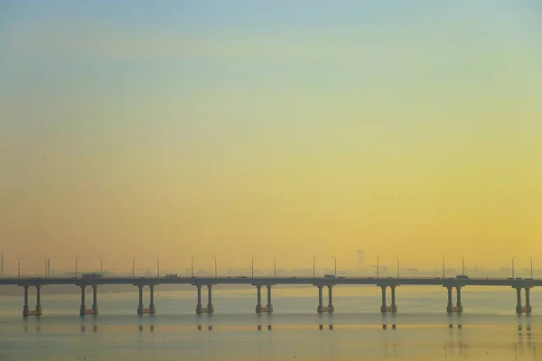 Φωτογραφία της γέφυρας πάνω από το ποτάμι στην πόλη Δνείπερ την αυγή — Φωτογραφία Αρχείου