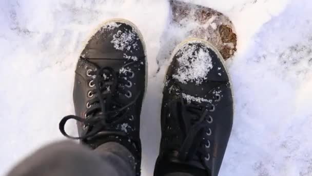 Κορίτσι Μαύρα Αθλητικά Περπατά Σπίτι Στο Χιόνι Απόγευμα — Αρχείο Βίντεο
