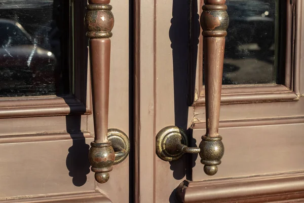 Gesloten oude houten deur met handgrepen — Stockfoto