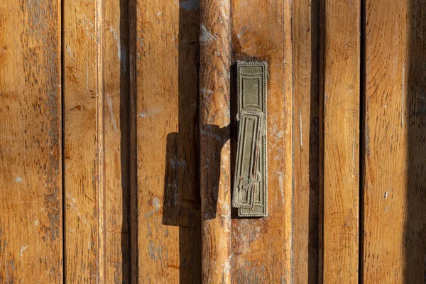ハンドル付きの古い木製のドアを閉めた — ストック写真