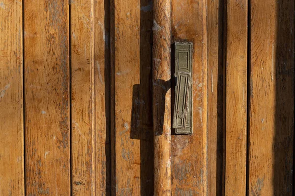Porta de madeira velha fechada com alças — Fotografia de Stock