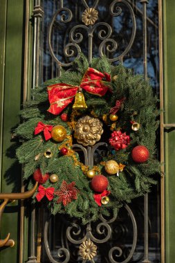 Ağacın üstünde Noel süsleri, yeni yıl